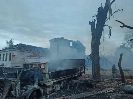 В результате удара РФ по Новгороду-Северскому сгорела школа, повреждены частные дома и общежитие, три человека погибли