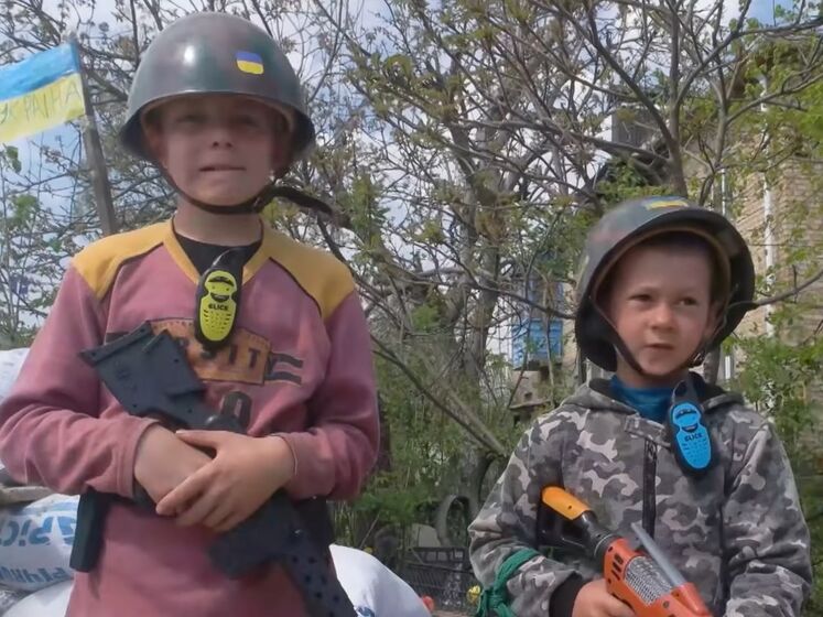 "Мне чувствовалось, что я мужик, и я не трясся, не плакал, не боялся!" Два мальчика устроили под Киевом блокпост. Видео