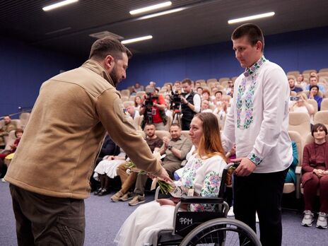 Зеленський нагородив медсестер, які допомагали іншим, ризикуючи власним життям і здоров'ям