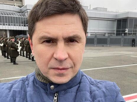 Подоляк про викрадення окупантами зерна: Як низько ще впаде Москва? Крастимуть медалі українських ветеранів?