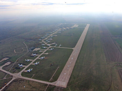 Спутниковые снимки показывают, что РФ продолжает использовать авиабазу в Мелитополе
