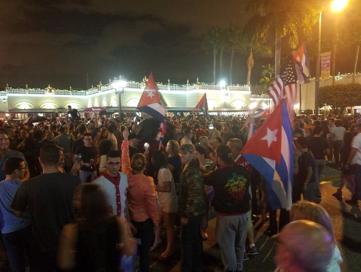 В Майами люди вышли на улицы отпраздновать смерть Кастро