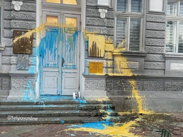 "Їдьте, поки міст не підірвали". Кримські партизани облили жовтою та блакитною фарбами будівлю окупаційної адміністрації в Євпаторії