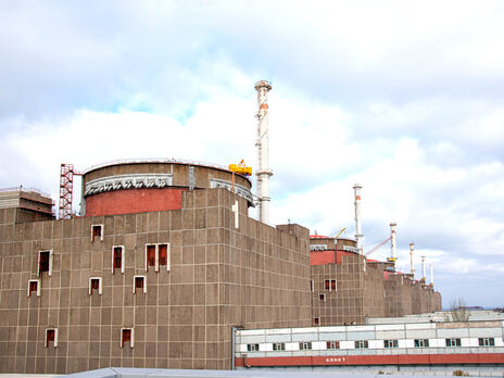 На Запорожской АЭС российские оккупанты строят укрепления и роют окопы – 