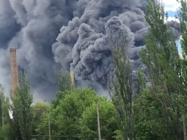 РФ нанесла авиаудар по заводу стройматериалов в Донецкой области, начался пожар &ndash; военная администрация