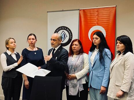 Дружини та матері захисників Маріуполя провели в Анкарі зустріч із радником президента Туреччини Топчу