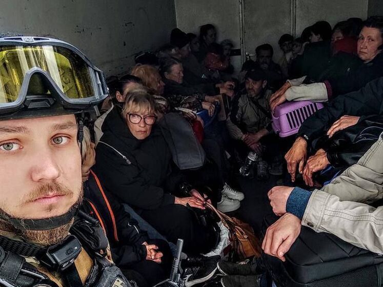 "Бронированный грузовик еле вырвался". Из Луганской области под обстрелами смогли эвакуировать еще 37 человек