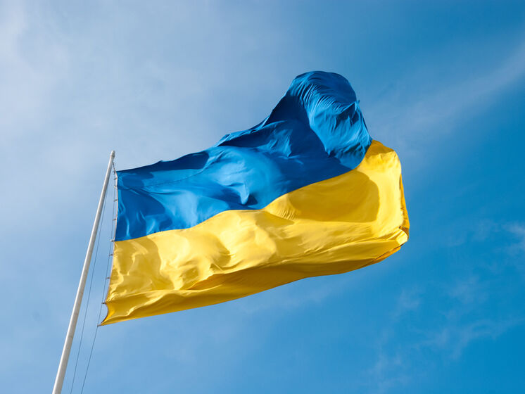 В Гааге ежедневно вывешивают флаг Украины перед посольством РФ