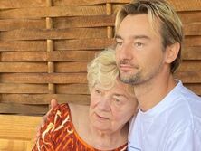 "Я принимаю это и благодарю за безграничную любовь, которой научила". Бадоев сообщил о смерти матери