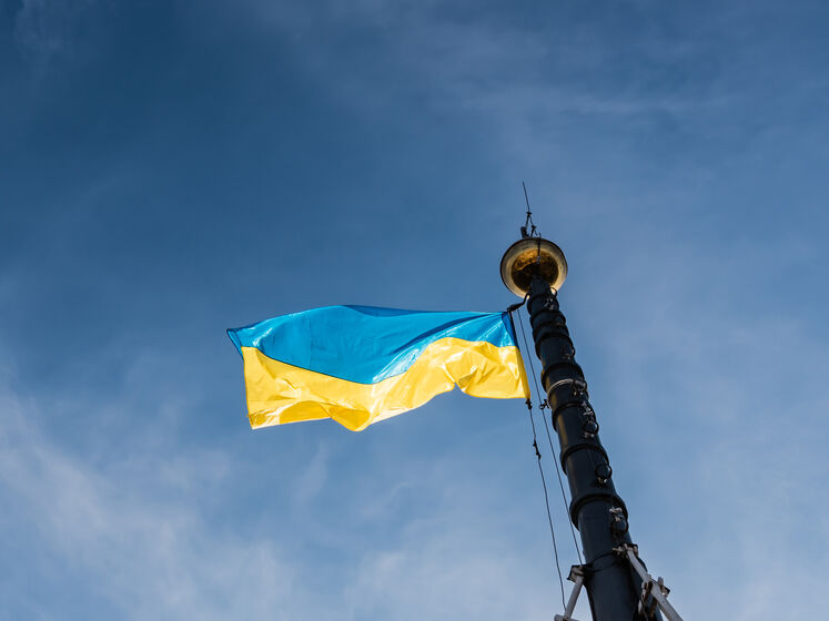 Над зданием железнодорожного вокзала в оккупированном Херсоне подняли флаг Украины