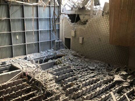 Російські окупанти зруйнували у Лозовій палац культури. Фоторепортаж