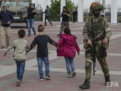 На окупованому півдні України окупанти пропонують жителям дозвіл на виїзд за $1 тис. – ОК 