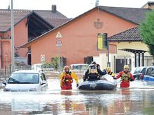 На северо-западе Италии жители страдают от масштабного наводнения. Видео