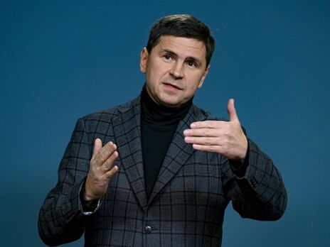 Подоляк: Никто не осуждает украинцев, которые вынуждены работать под временной оккупацией