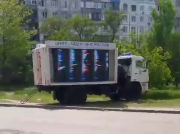 РФ привезла в розбомблений Маріуполь пересувний телевізор і вже транслює пропаганду – міськрада