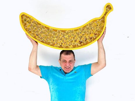 Датуна став відомим 2019 року, коли на бієнале в США з'їв банан вартістю $120 тис.
