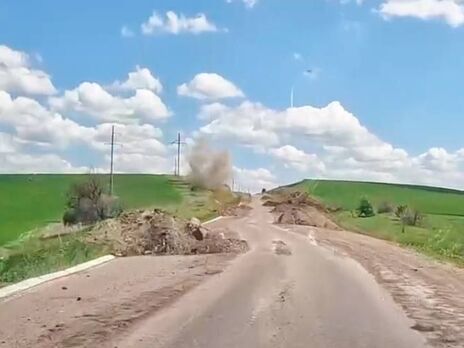 У Луганській ОВА заявили, що дорогу прострілюють, але проїхати нею можливо