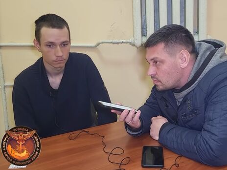 Золкин (справа) записал около 200 интервью с пленными российскими военными. На фото интервью со снайпером Дмитрием Степановым, он из Чапаевска Самарской области