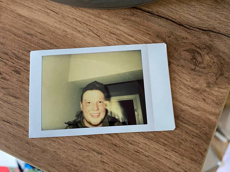 Окупант зробив селфі на Polaroid і залишив знімок в обікраденій квартирі в Ірпені. Є різні версії, хто він