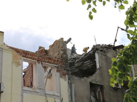 Оккупанты обстреляли Харьков с севера Харьковской области, отметил Синегубов (на фото последствия обстрела города 25 мая)