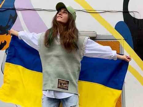 Jerry Heil посвятила новую песню городу Счастье и самолету 