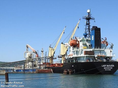 Спутник заснял суда, которыми российские оккупанты могут вывозить из порта Мариуполя металл и зерно