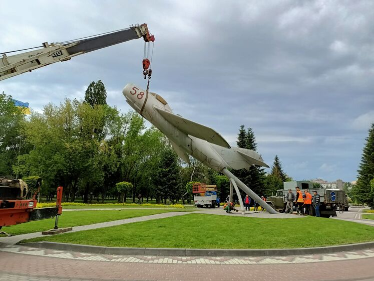 В Броварах начали демонтаж техники советского периода в центральном парке – мэр
