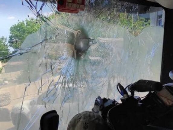 Эвакуация из Луганской области остановлена: оккупанты обстреляли машину, которая ехала забирать людей, погиб французский журналист