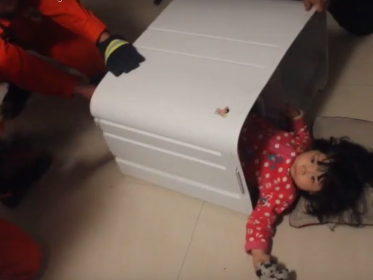 В Китае спасатели вытащили двухлетнюю девочку из барабана стиральной машины. Видео