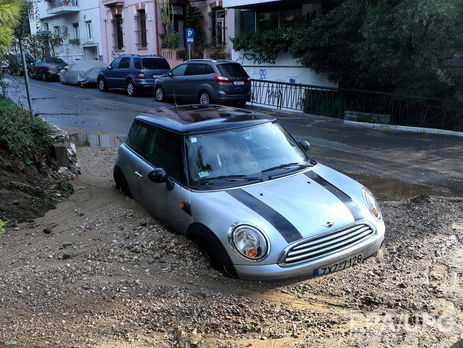 Афины затопило ливнями. Видео