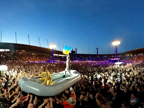 Rammstein на своем концерте в Швейцарии развернула украинский флаг