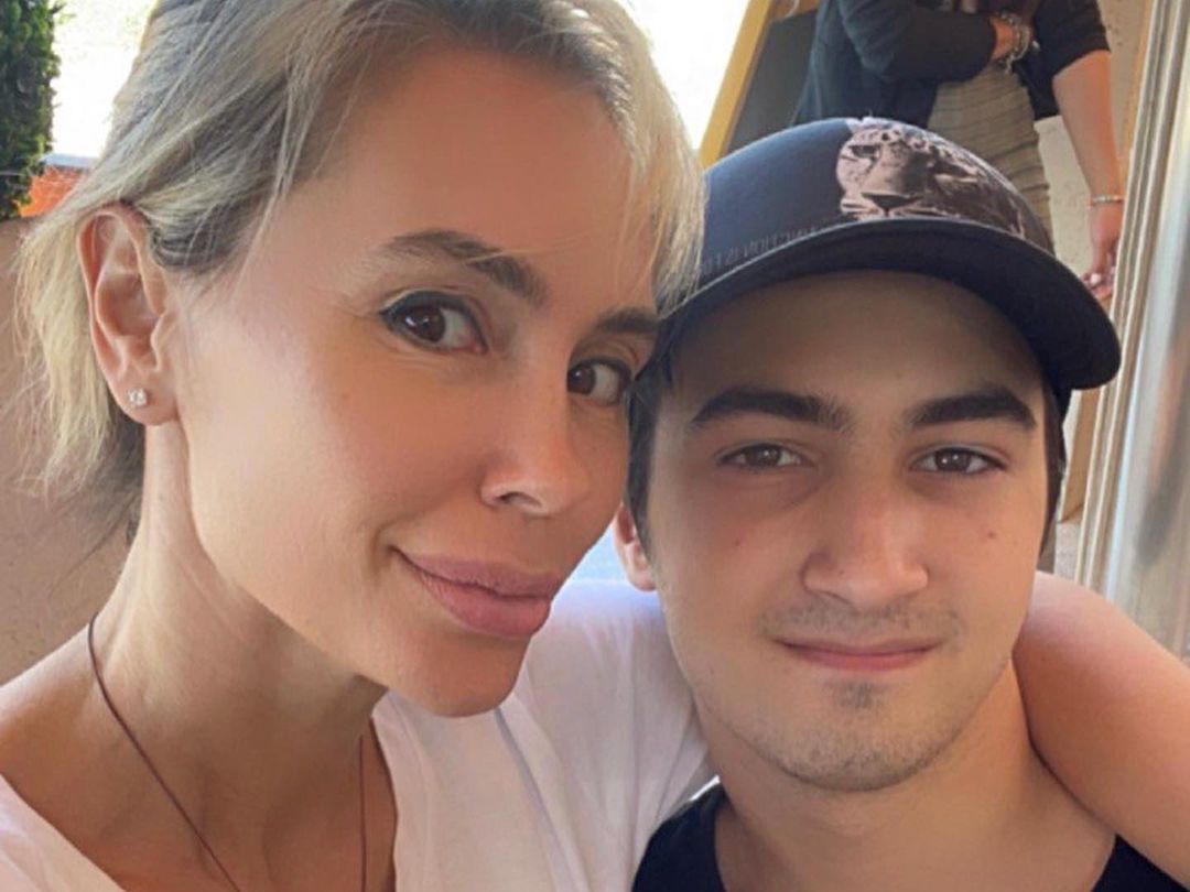 Трусикидегі қыздың порно фотосы