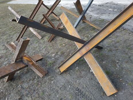 В Запорожье начали убирать защитные сооружения с улиц, горожан просят не паниковать