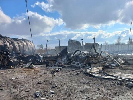 Российские самолеты разбомбили базу оператора заправок недалеко от границы, рядом с которой стояли машины белорусов