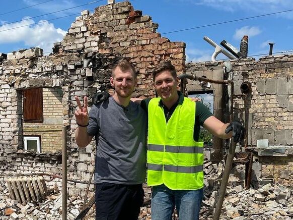 Радник міністра внутрішніх справ: Знайомі взяли пошкоджену п'ятиповерхівку в Ірпені та зібрали на її ремонт в Італії за три дні €200 тис.