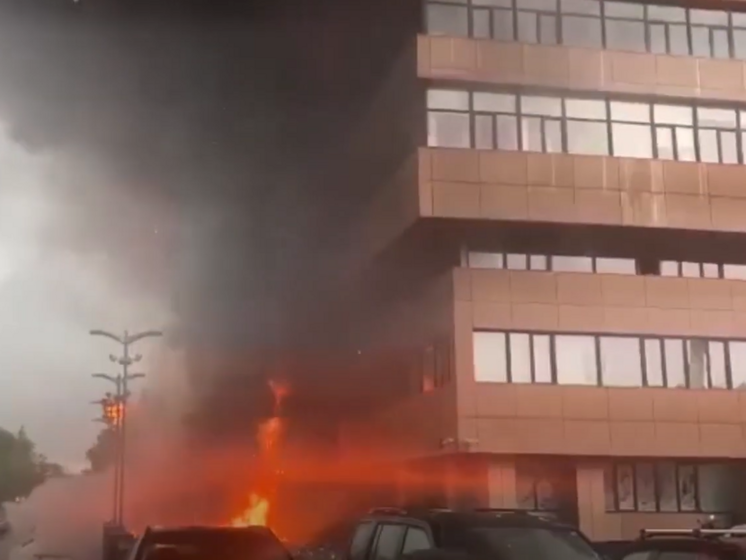 У Москві горить бізнес-центр