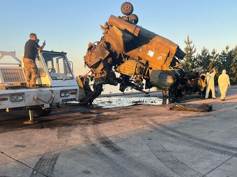 Из Киевского водохранилища вытащили вертолет оккупантов, сбитый в первые дни открытого вторжения. Видео