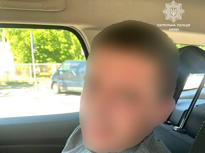 У Києві патрульні затримали чоловіка, який фотографував військову техніку та вказівники населених пунктів