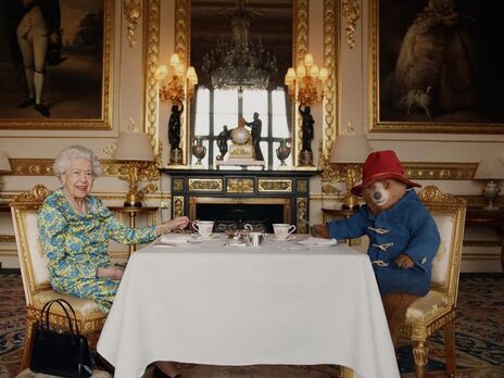 Елизавета II во время чаепития с Медвежонком Паддингтоном по случаю платинового юбилея рассекретила, что хранит в своей сумочке. Видео