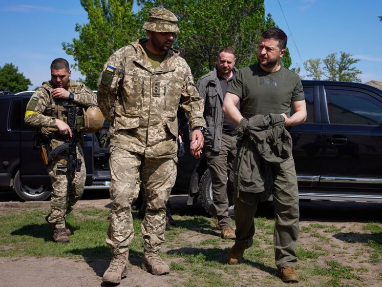 "Дещо привезли військовим". Зеленський побував у районі бойових дій на Донбасі. Відео