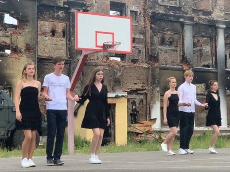 В Харькове выпускники станцевали вальс перед руинами своей школы. Видео