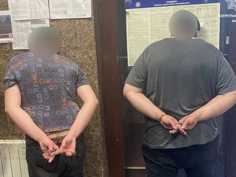 У Києві затримали чоловіків, які надсилали росіянам фото наслідків ракетного удару по заводу – поліція