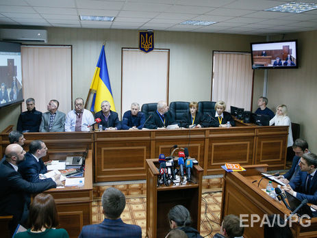 В Святошинский суд приехал автозак с бывшими сотрудниками 