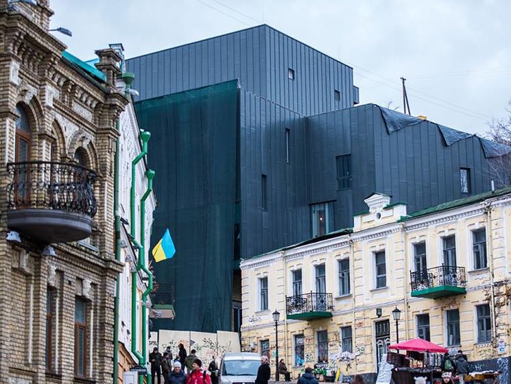Жителей Киева возмутил фасад реконструированного за счет Roshen театра на Андреевском спуске