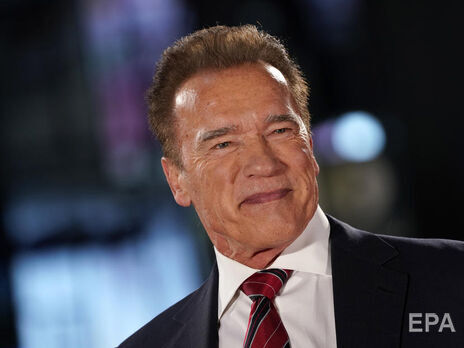 Шварценеггер отримав як подарунок від уродженця Бучі вишиванку. Фото