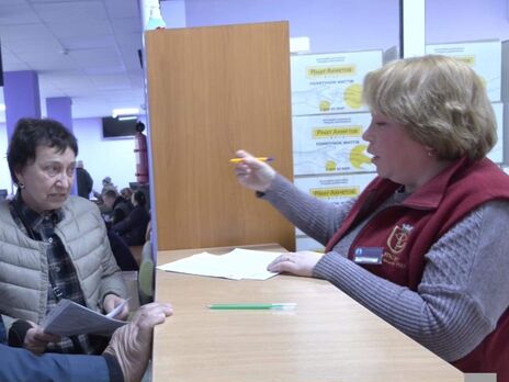 Фонд Рината Ахметова передал тысячу продуктовых наборов для переселенцев в Киеве