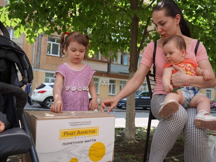 Фонд Рината Ахметова направил продукты в Печерский район Киева