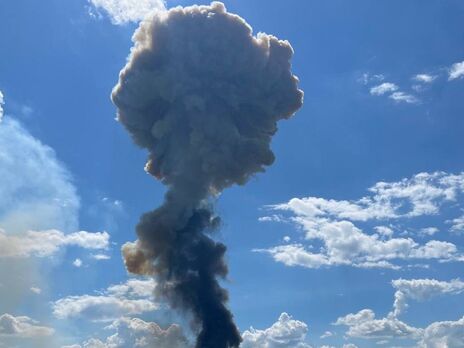 Над Прилуками після ракетних ударів стоїть великий стовп диму, повідомляють у соцмережах