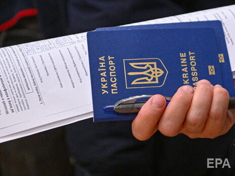 Украина приняла решение разрешить оформление за пределами страны загранпаспорта и обычного паспорта