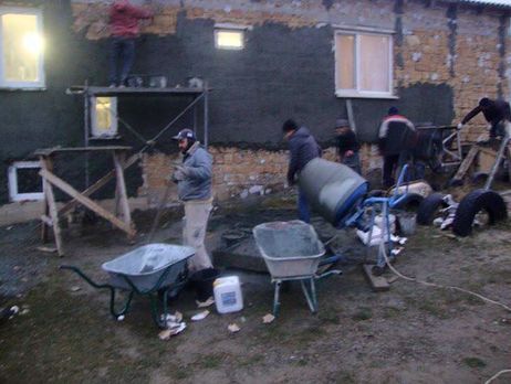 Крымские татары помогли отремонтировать дома арестованным оккупационными властями Крыма землякам